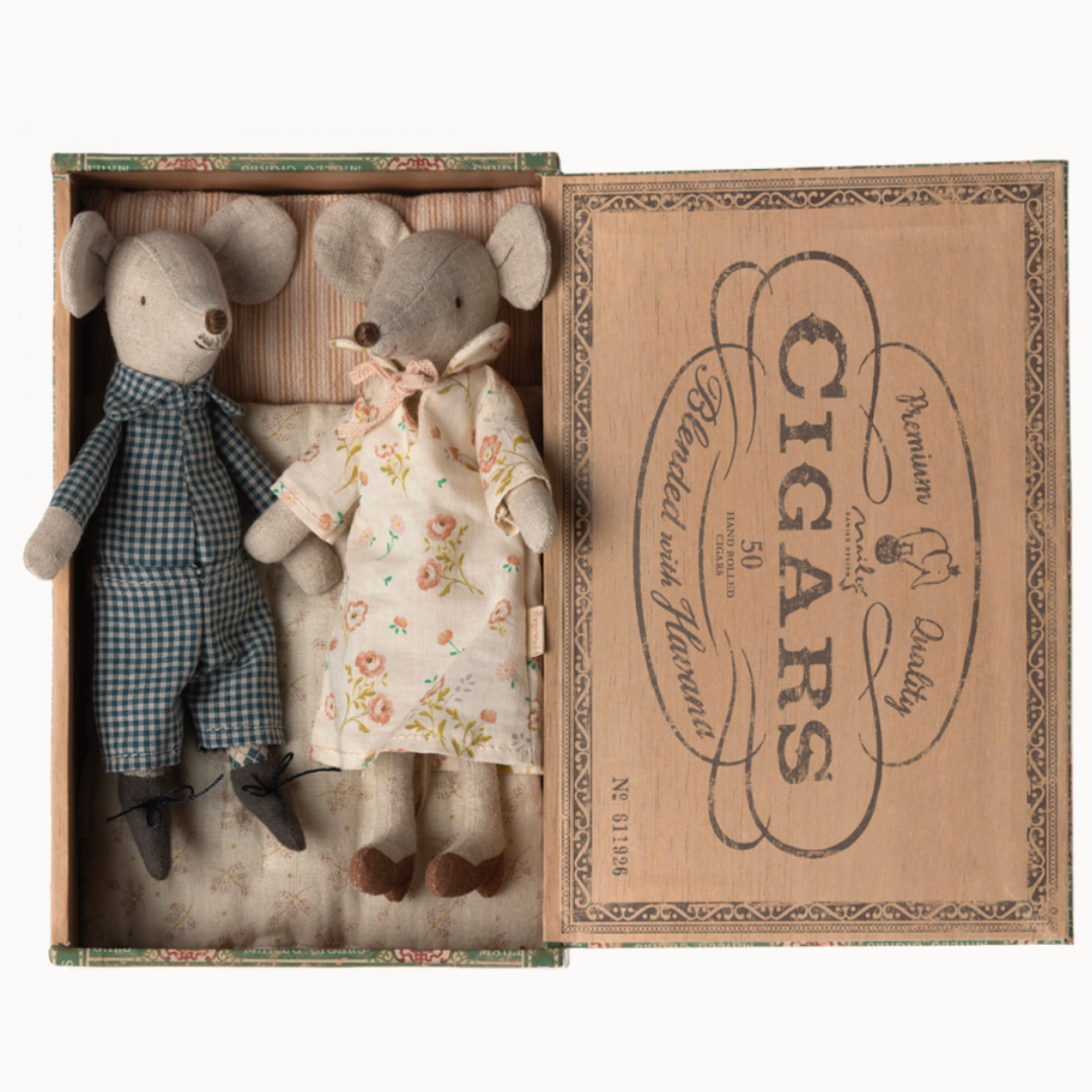 Grandma and Grandpa Mice in Cigarbox