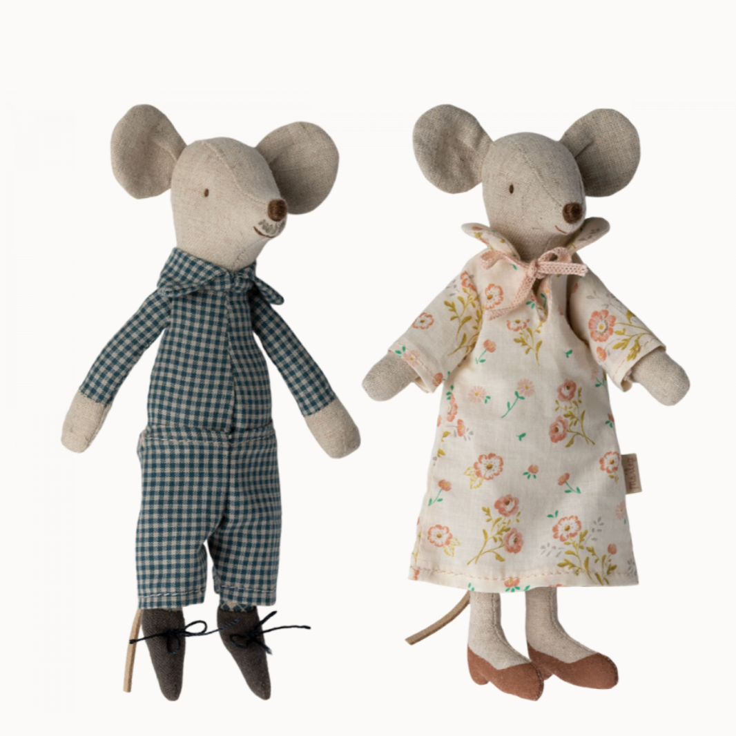 Grandma and Grandpa Mice in Cigarbox