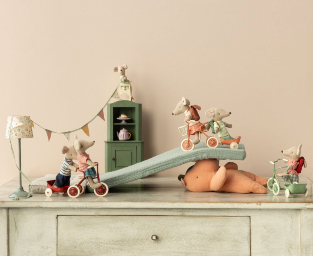 Big Sister with Bag -Tricycle Mouse - red