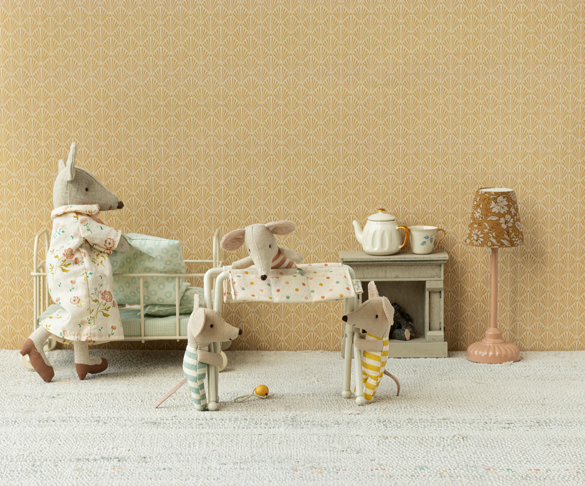 Nursery Table Floral -off white