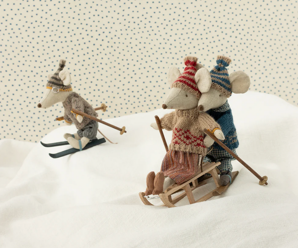 Knitted sweater and hat - Mum mouse