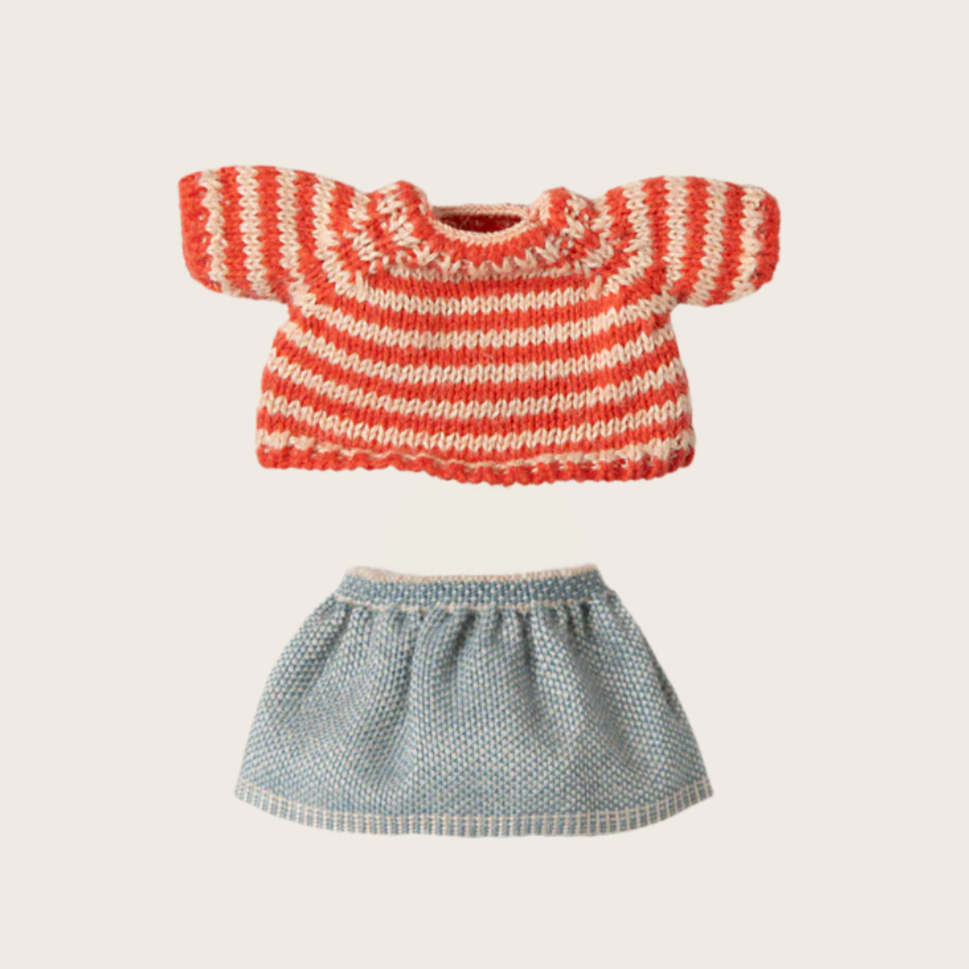 Knitted sweater and skirt for Big sister mouse