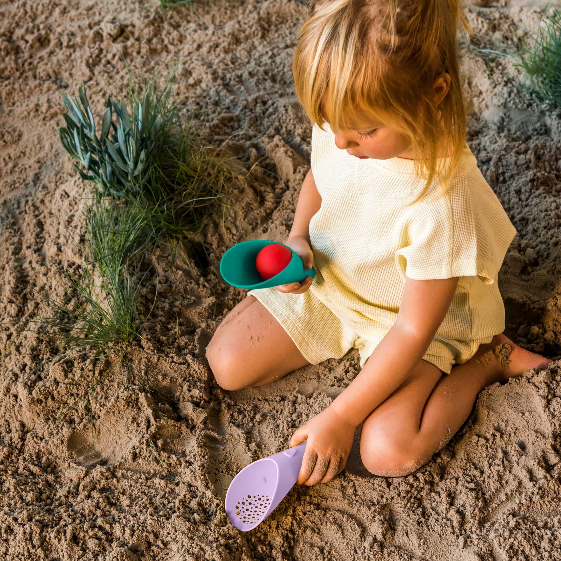 Quut Cuppi - Shovel, Sifter and Ball all in one!