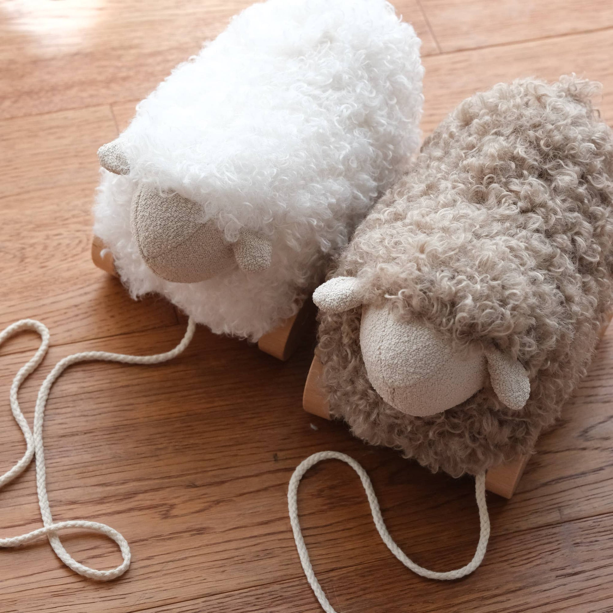 BELLA pull-along sheep