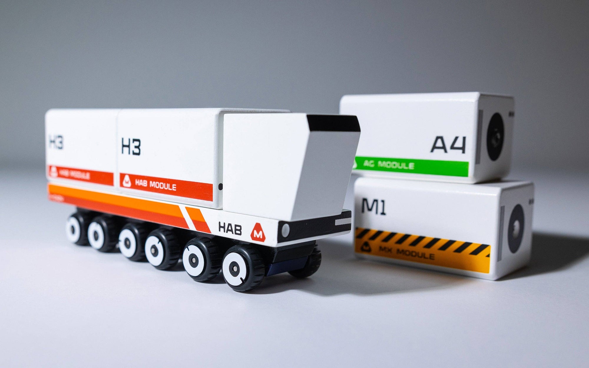 Model of a truck and two boxes with labels on a gray background