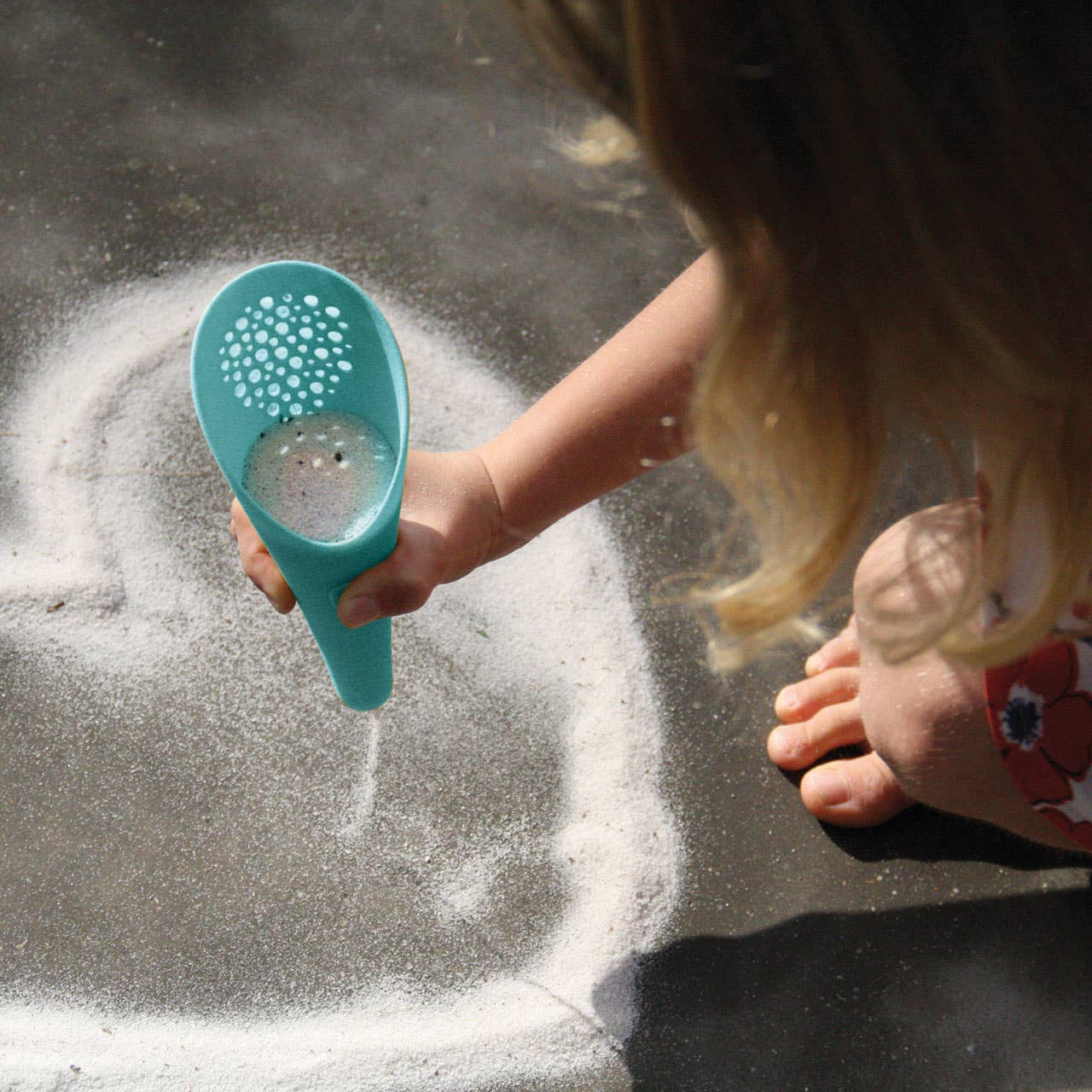 Quut Cuppi - Shovel, Sifter and Ball all in one!