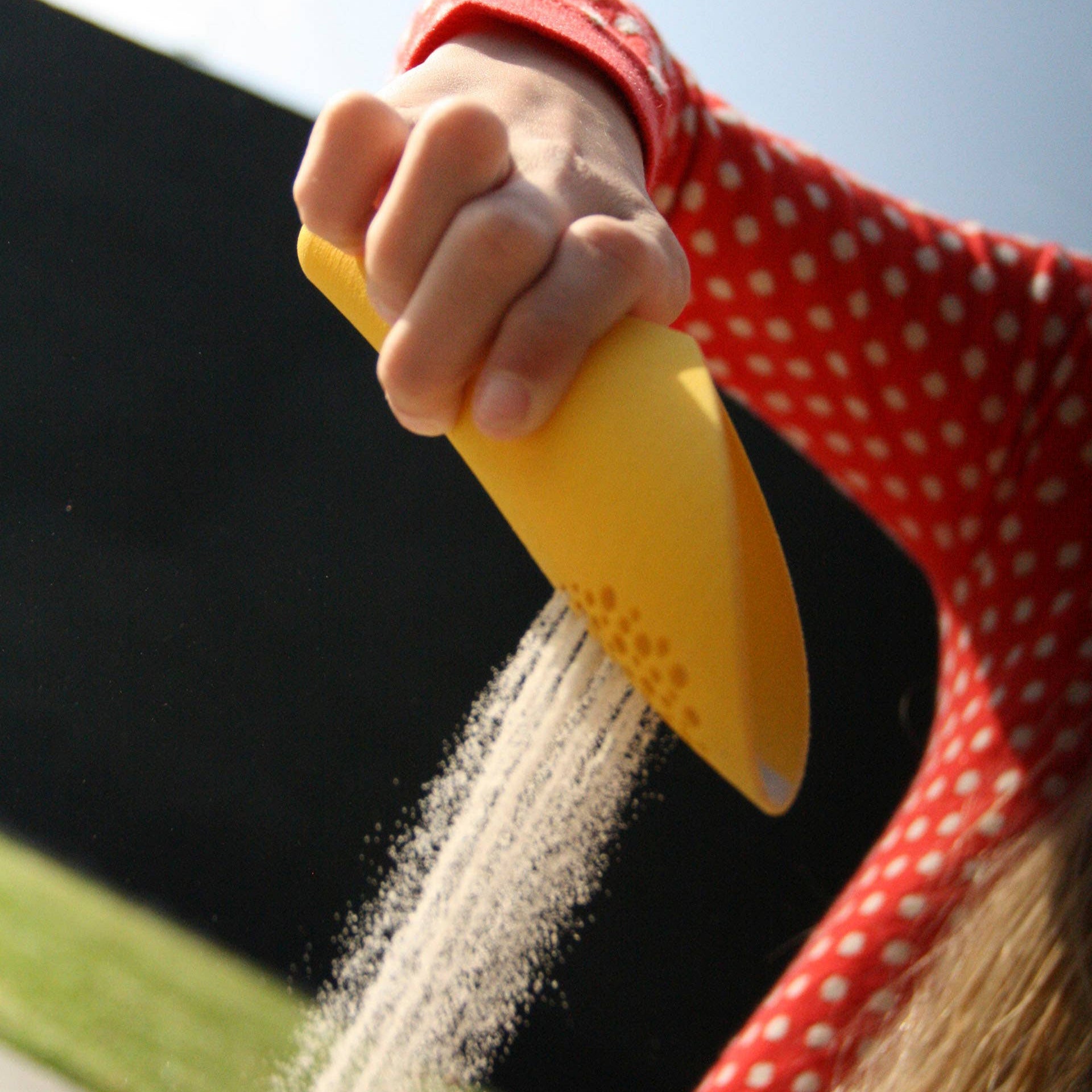 Quut Cuppi - Shovel, Sifter and Ball all in one!