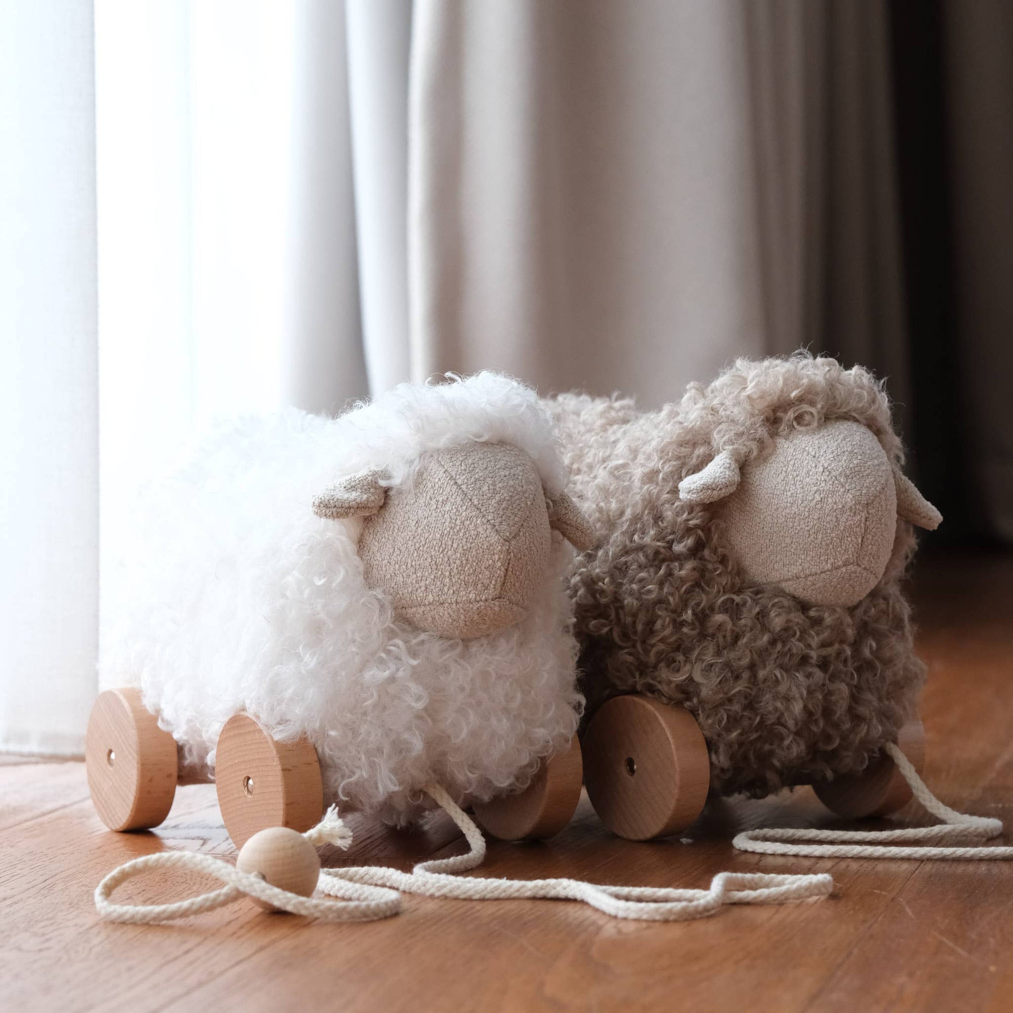 BELLA pull-along sheep