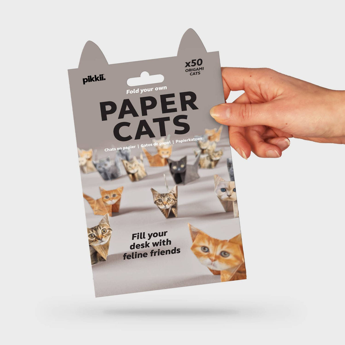 Pakket met papieren katjes van Pikkii op een witte achtergrond