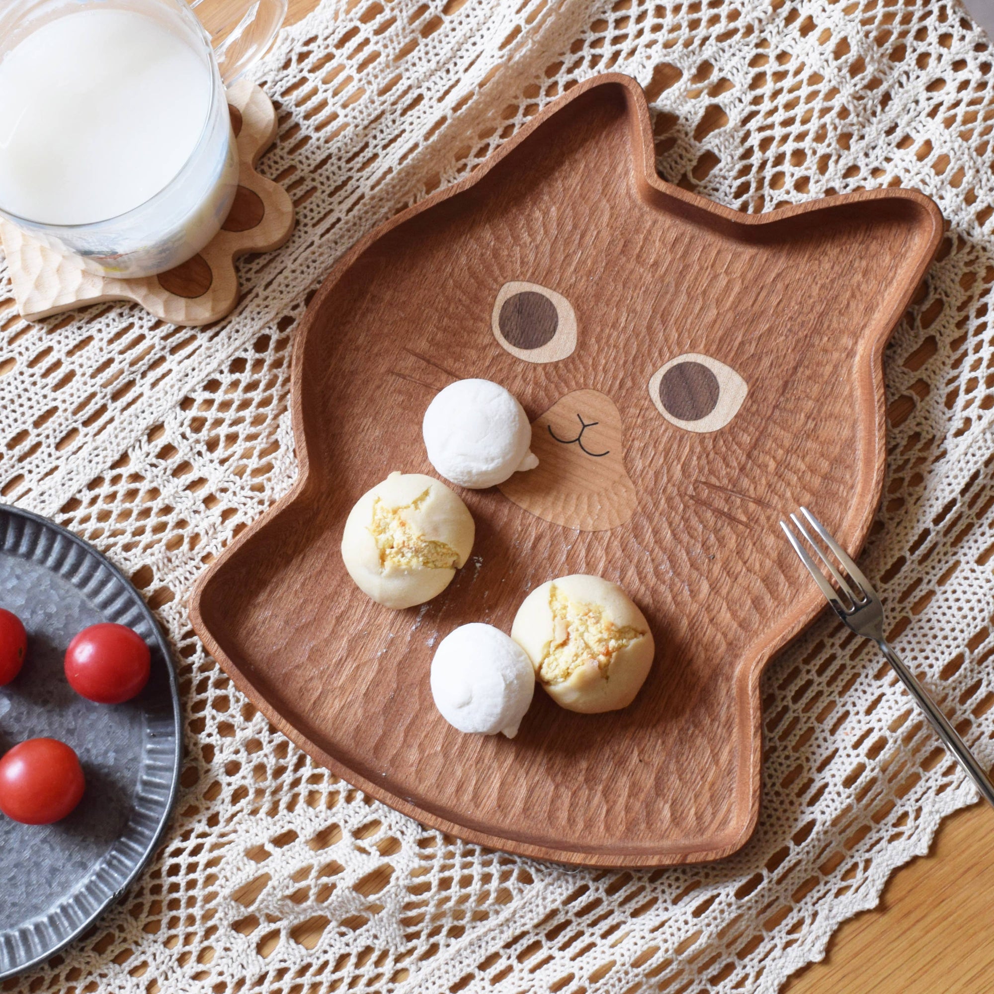 Big-eyed Cat Hand-carved Wooden plate
