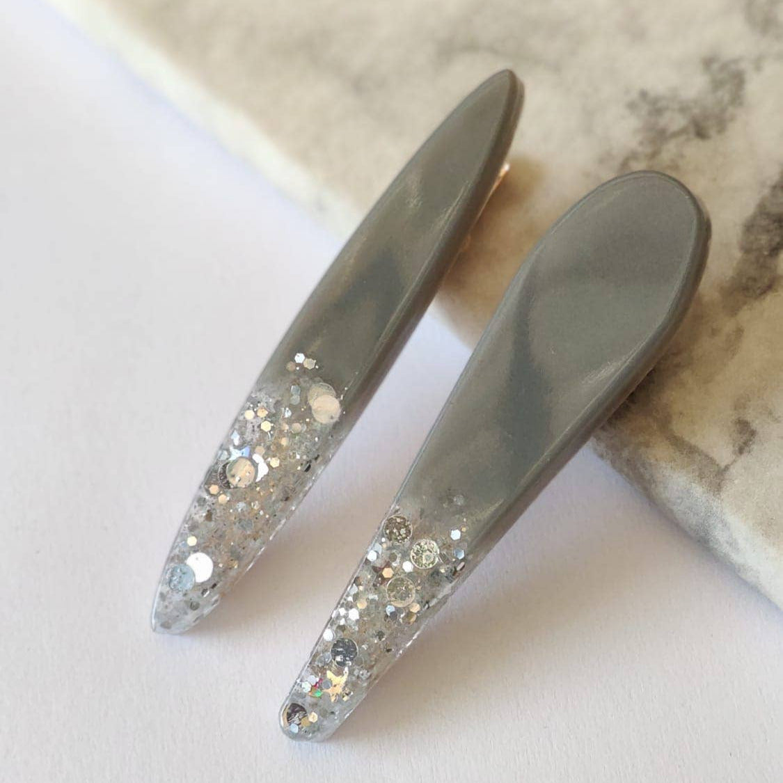 MINIMAL - SET OF 2 RESIN HAIR CLIPS  : Grey Glitter