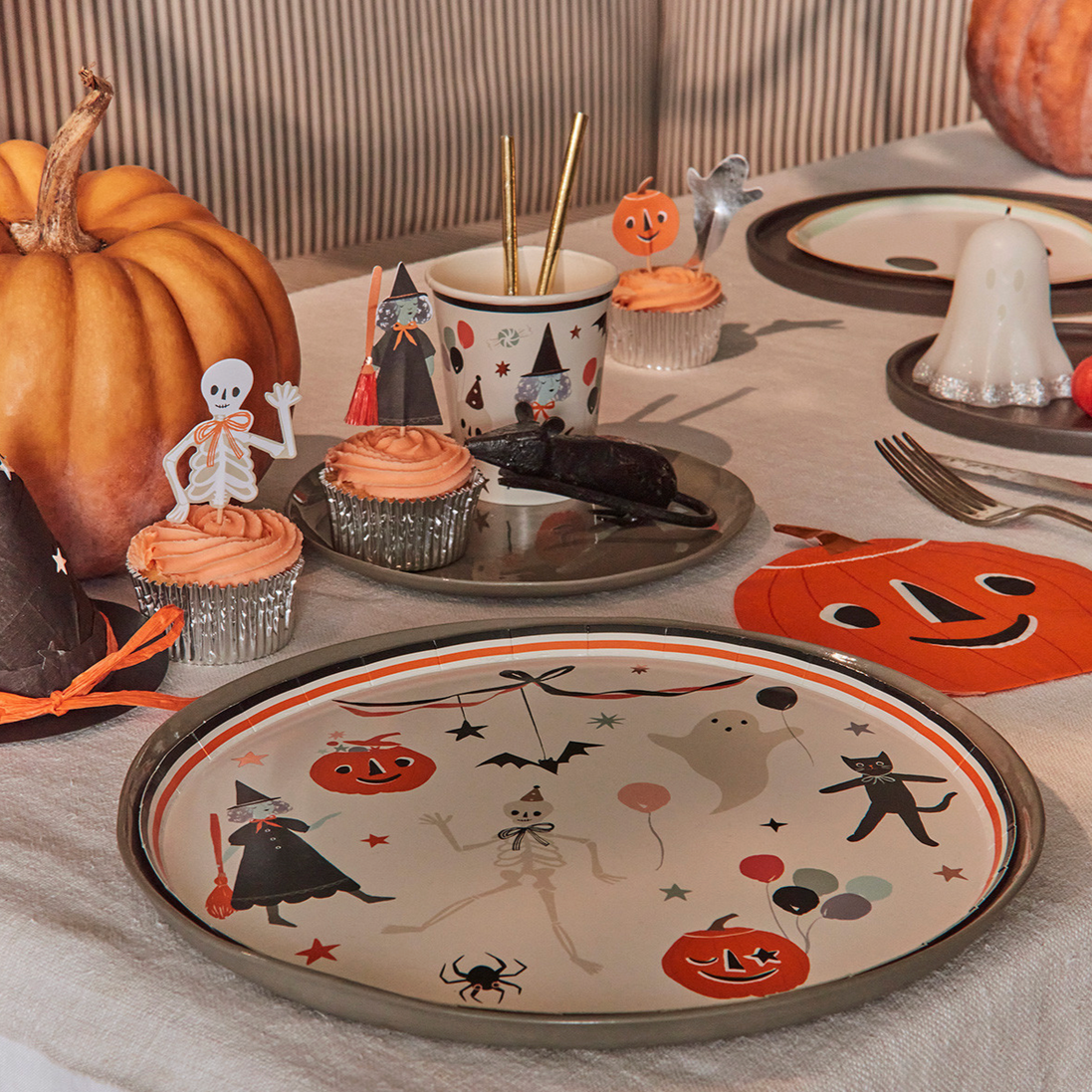 It's Halloween! Dinner Plates (x8)