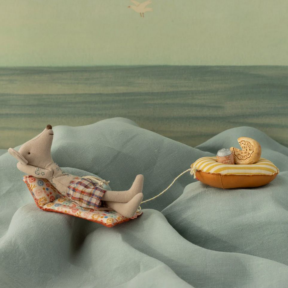 Beach mouse with air mattress for Dad - Flower