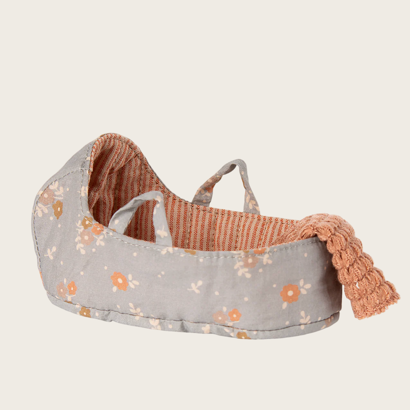 Baby bassinet with floral pattern 