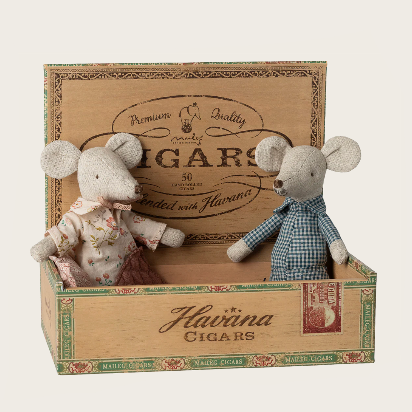 Two toy mice in a Flavina Cigars box on a website page.
