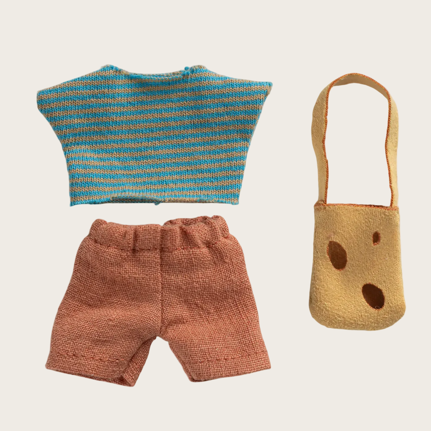 Product display with a striped top, shorts, and bag on a website interface.