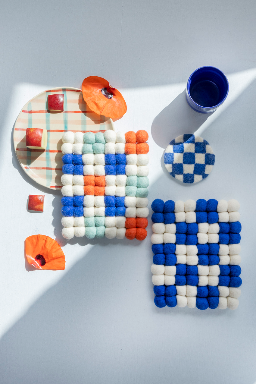 TRIVET, rect., CHECKED, coral-electric blue