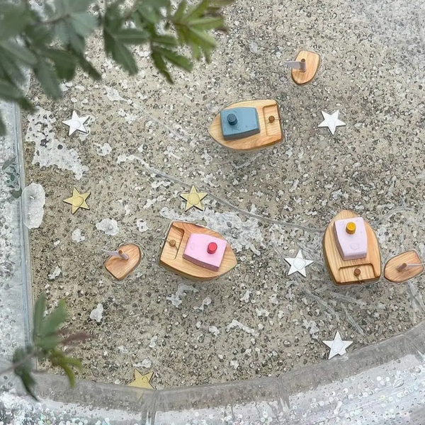Ofune Wind-Up Boat -pink